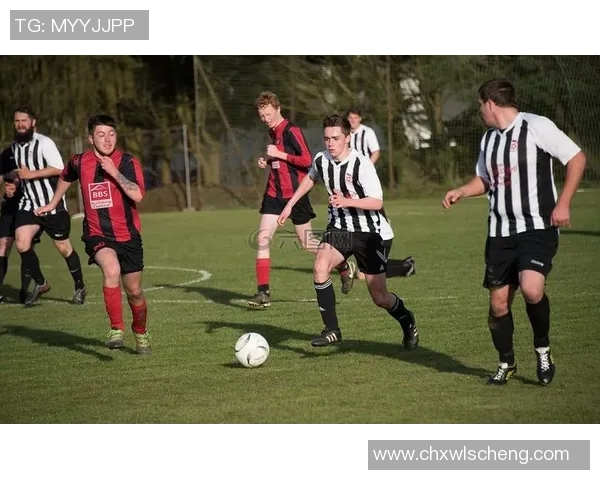 足球守门员GK的含义解析及其在比赛中的重要性探讨